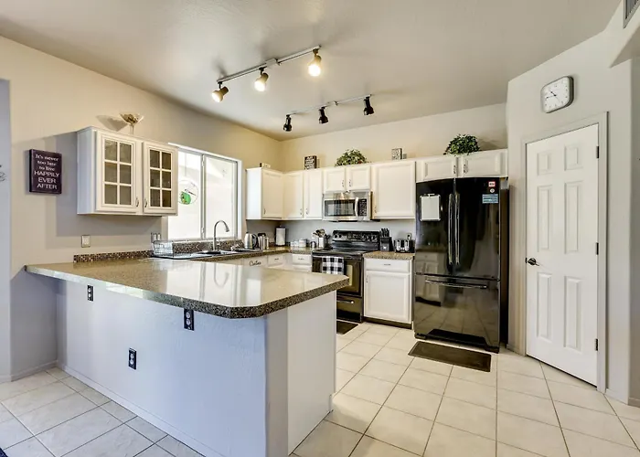 Patio Oasis W/ Wet Bar, Pool, & Grill *