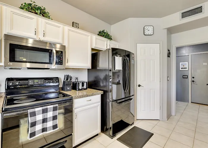 Patio Oasis W/ Wet Bar, Pool, & Grill *