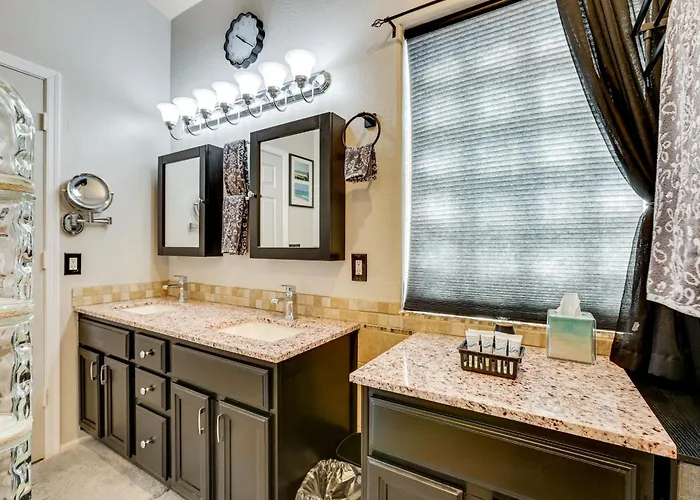 Patio Oasis W/ Wet Bar, Pool, & Grill Phoenix